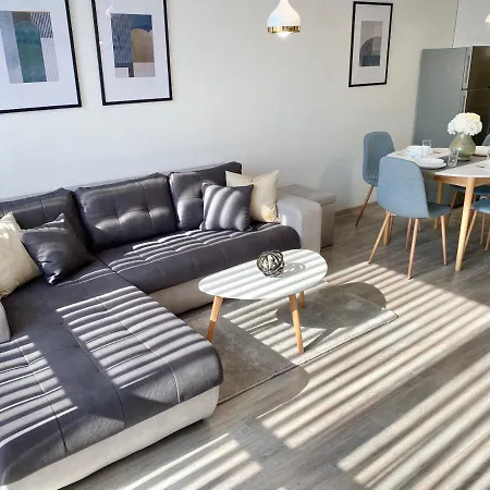 Private For 4 Guests And Parking Appartement