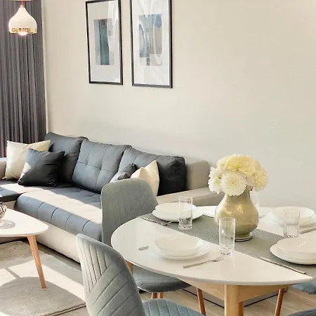 Private For 4 Guests And Parking 플로브디프